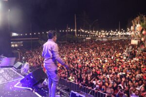 Thiago Aquino e Devinho colocam a galera para curtir a sofrência no Cidade Jardim Festival 